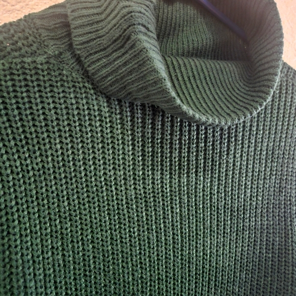 Street Neck Society Turtle Neck Grn Sweater - Picture 2 of 8